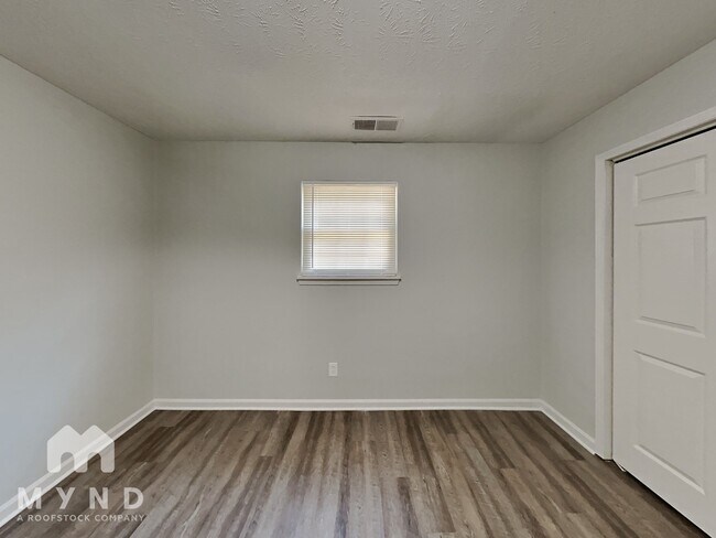 Building Photo - 240 N Hurst Mill Rd