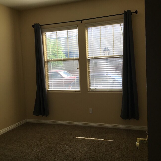 Building Photo - Northwest 4 Bedroom Beauty!!