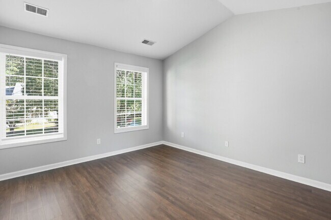 Building Photo - Bright and Airy Three Bedroom Home in Lake...