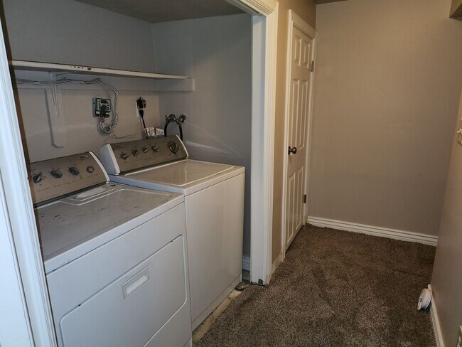 Building Photo - Spacious 5 Bd 2.5 Bath Home in Millcreek