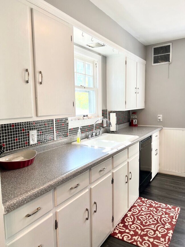 Building Photo - East Side 2 Bedroom, 1  Bath Beauty with Fenced Backyard & Hardwood Floors
