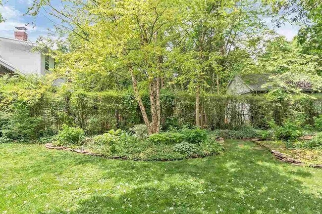 Building Photo - Charming & Pet-Friendly Downtown Gem