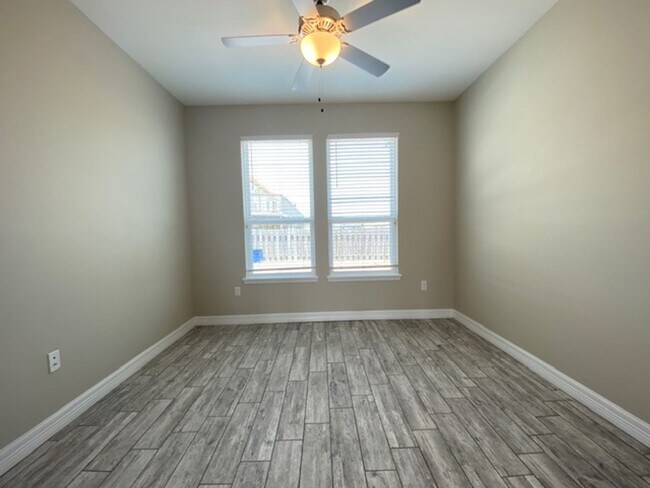 Building Photo - DCR642