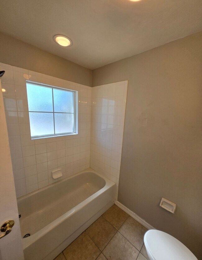 Building Photo - 2 Bed / 2.5 Bath Townhome with Upstairs Office/Sitting Area – Eagle Trace