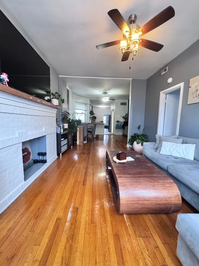 Building Photo - 2559 W Fullerton Ave