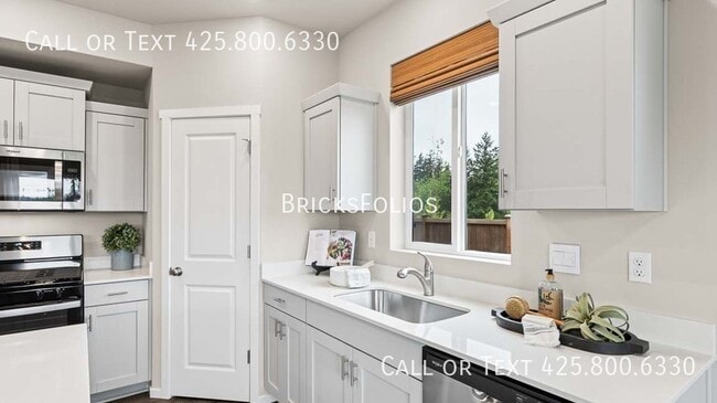 Building Photo - 4004 Hyde Lp NE