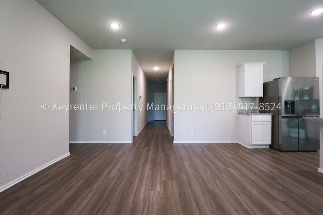 Building Photo - 3313 N 23rd W Ave