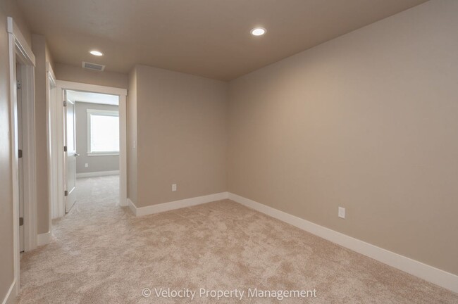 Building Photo - Beautiful New SW Redmond Townhome! Move in...