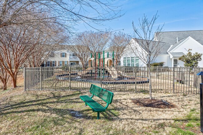 Building Photo - Suffolk Condo- Ready for move in