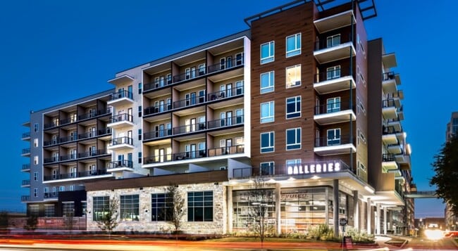 Building Photo - 8110 Park Ln