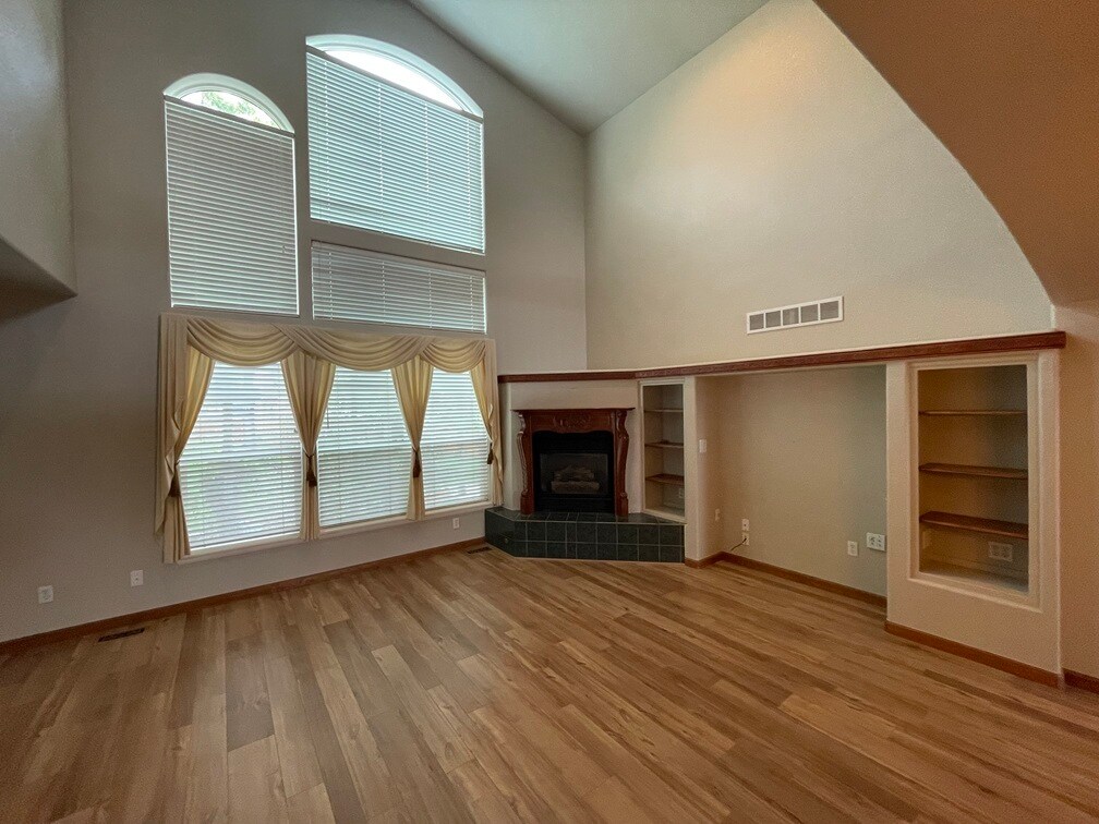 Building Photo - 1048 W 127th Pl