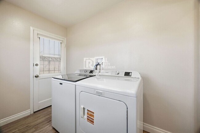 Building Photo - 5082 Edinger Ave