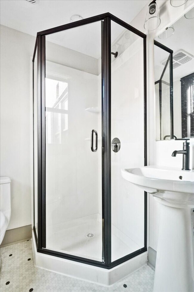 Building Photo - Polly Want an Apartment