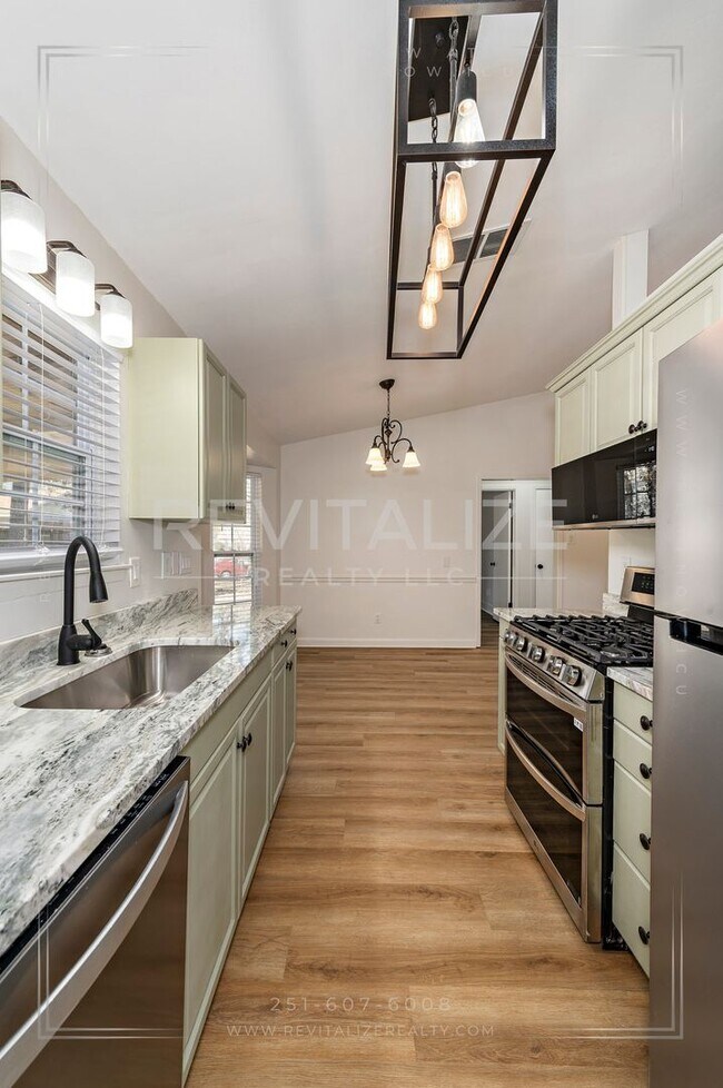 Building Photo - Beautifully Remodeled 4 Bed / 2 Bath Home near Airport Blvd