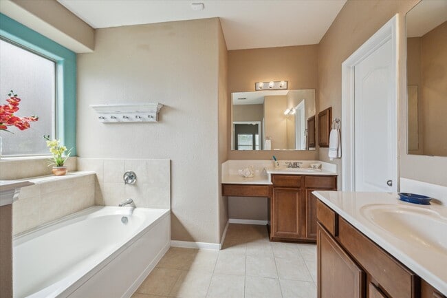 Building Photo - 919 E Tide Bay Cir