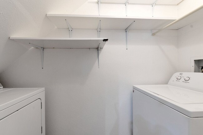 Building Photo - 2 Bedroom Duplex with Updates, Large Fence...