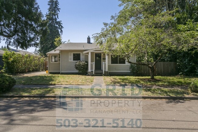 Building Photo - 2 Bedroom Home Available in Southeast Wood...