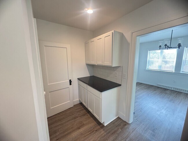Building Photo - Adorable 3 bedroom home with central air a...