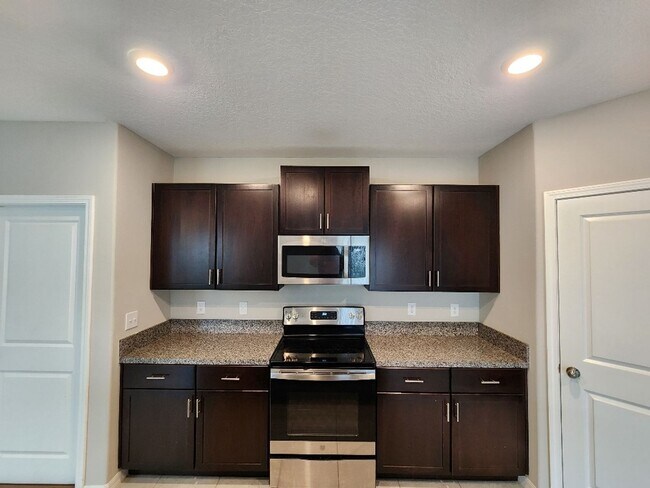 Building Photo - Gorgeous 4-Bedroom, 2.5-Bathroom Home in Riverview