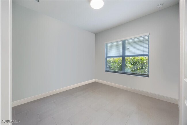Building Photo - 2401 Ariane Dr