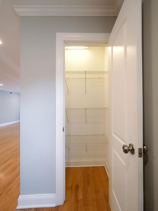 Building Photo - 6821 N Wolcott Ave