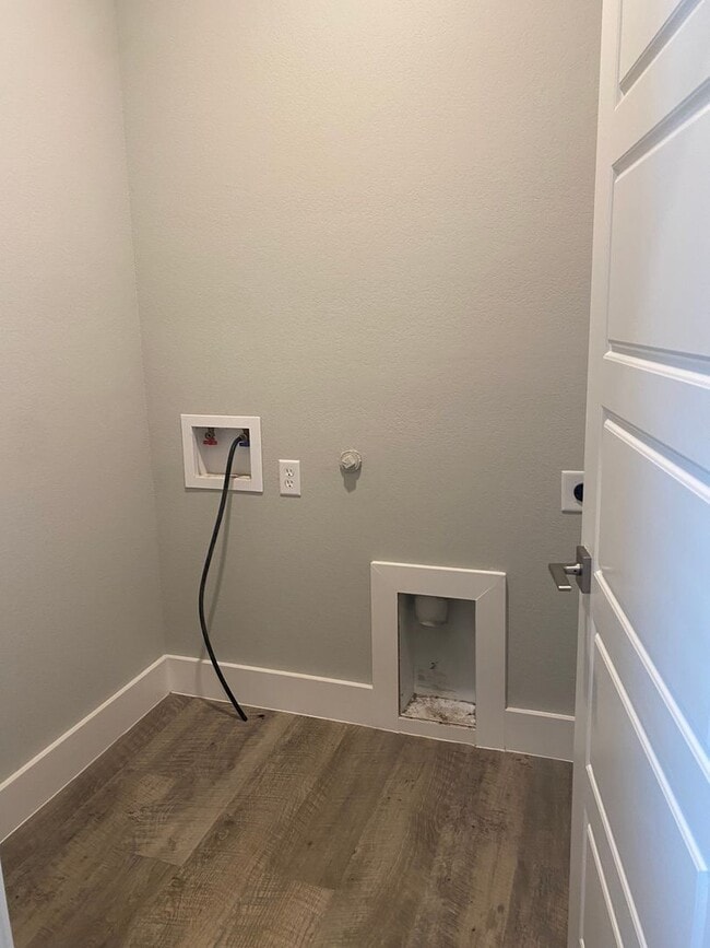 Building Photo - Coming soon! Darling 3/2/2 Fireplace - Walk in Shower - commuter friendly