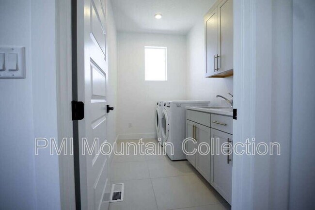 Building Photo - 459 Rimrock Ln