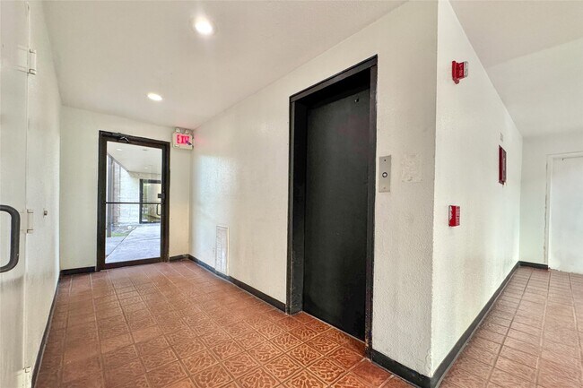 Building Photo - 3075 Walnut Bend Ln