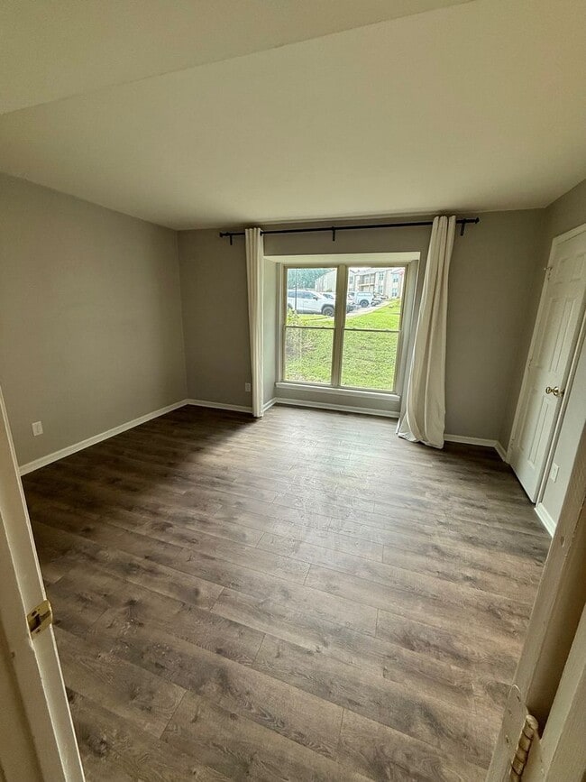 Building Photo - Fully Renovated 2 Bed, 2 Bath Ground-Floor...