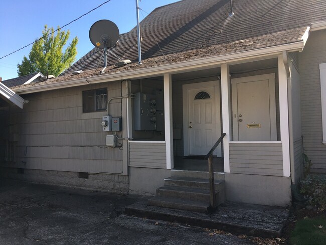 Primary Photo - 2 Bedroom in Triplex Near Downtown and Campus