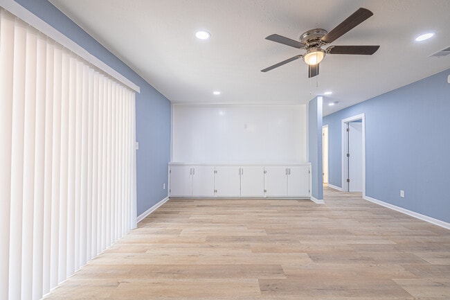 Building Photo - 707 Norwood Ln