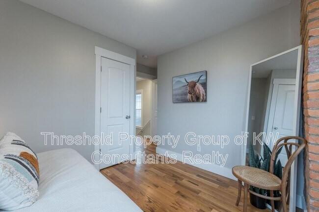 Building Photo - 65 E 7th Ave