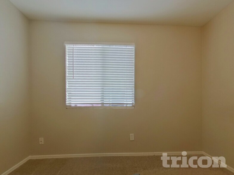 Building Photo - 23943 W Hadley St