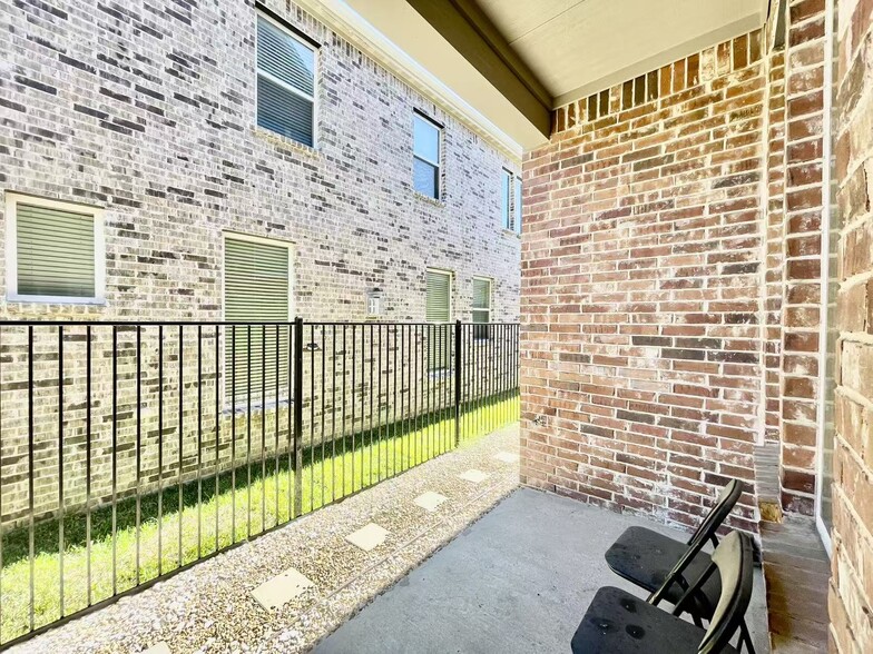 Building Photo - 8213 Bethpage Dr