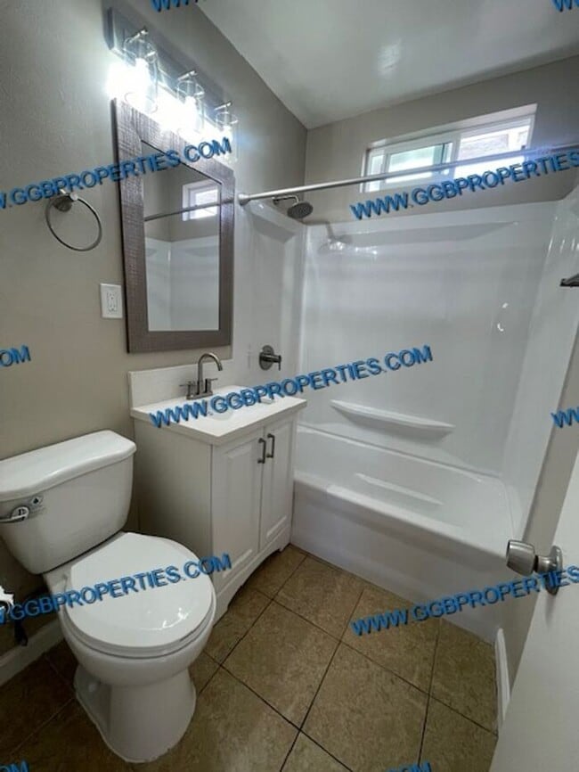 Building Photo - Will not Last! Charming 2 BD / 1 BA Norwalk Home with One Car Garage / Laundry Hook Ups