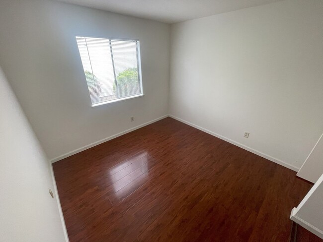 Building Photo - $3,490 - GORGEOUS THREE BEDROOM REMODELED ...