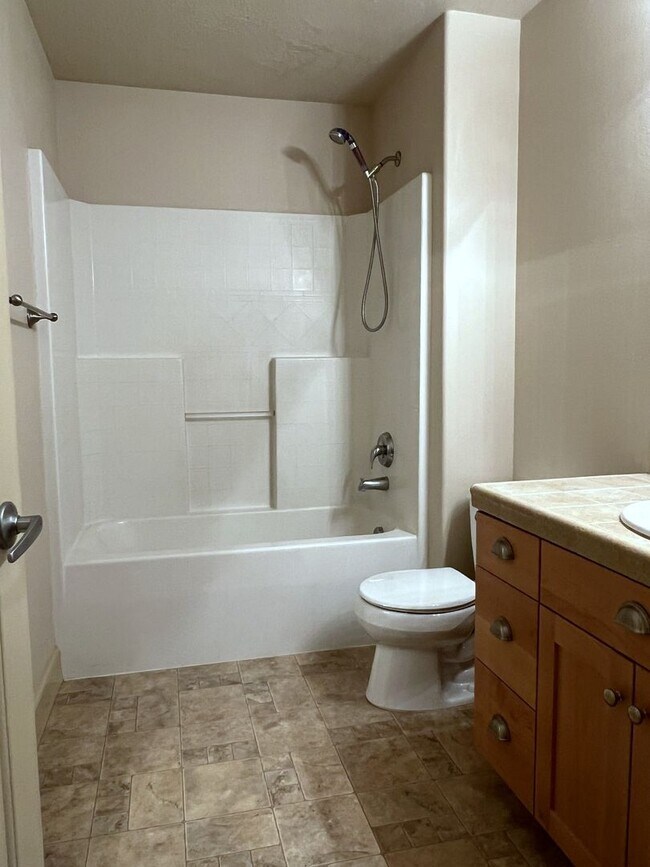 Building Photo - Beautiful 4 bed 3.5 bath home in Eagle jus...