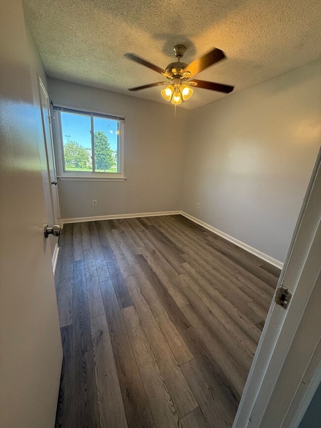 Building Photo - Stunning 3 Bedroom 2.5 Townhome Located in...