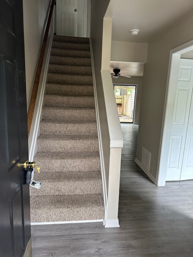 Building Photo - MUST SEE TOWNHOUSE!!!