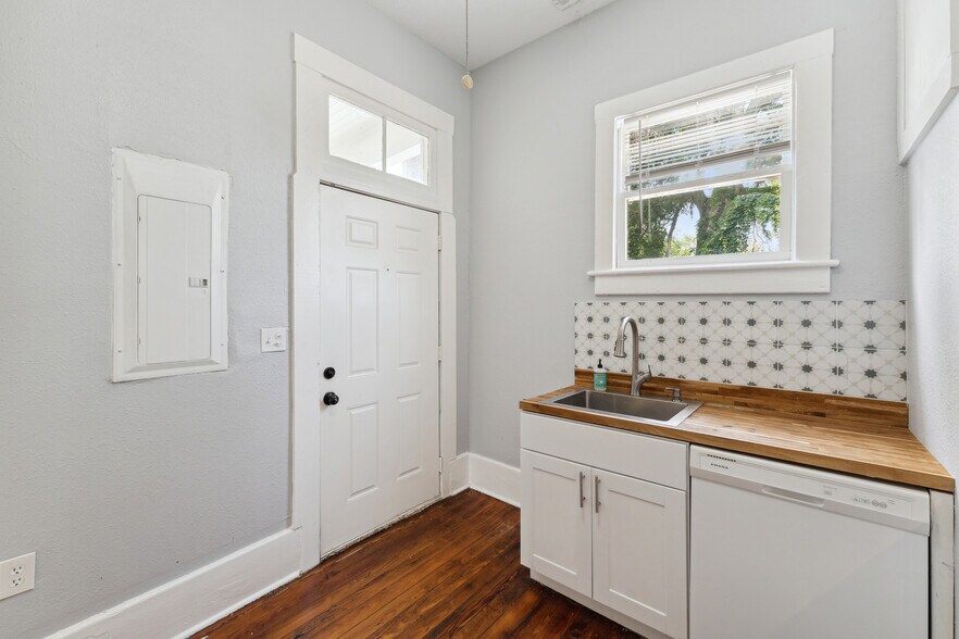 Building Photo - 11 E 39th St