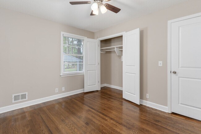 Building Photo - Renovated 3-Bed, 2-Bath Brick Home – Spaci...