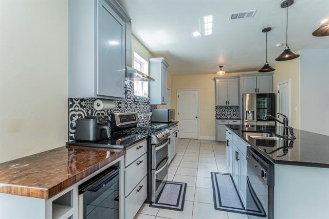 Building Photo - 1115 Douglas Dr