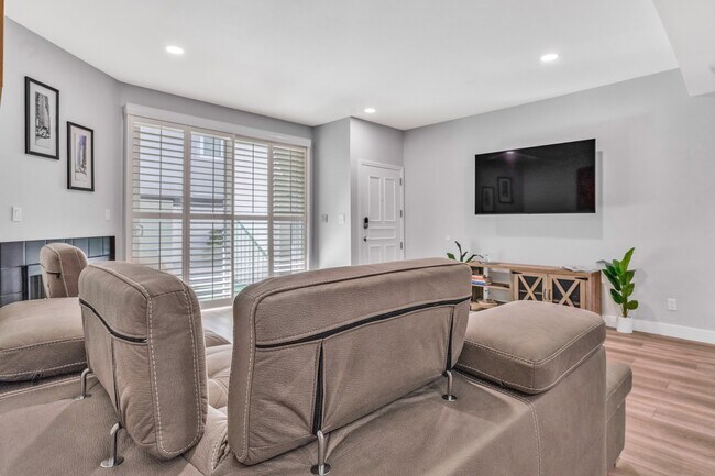 Building Photo - 433 E Tamarack Ave