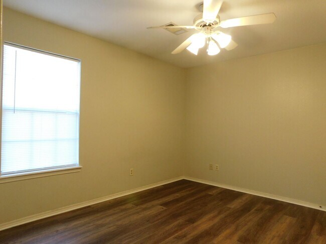 Building Photo - Charming 2 Bed 2 Bath Duplex Move in Special!