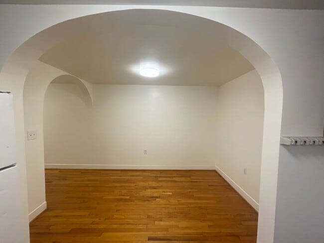 Building Photo - CHARMING MAIN LEVEL 1 BEDROOM APT NEAR THE...