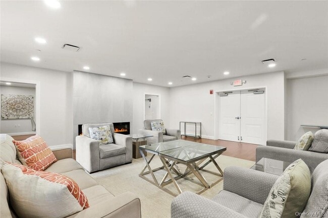 Building Photo - 10 Byron Pl