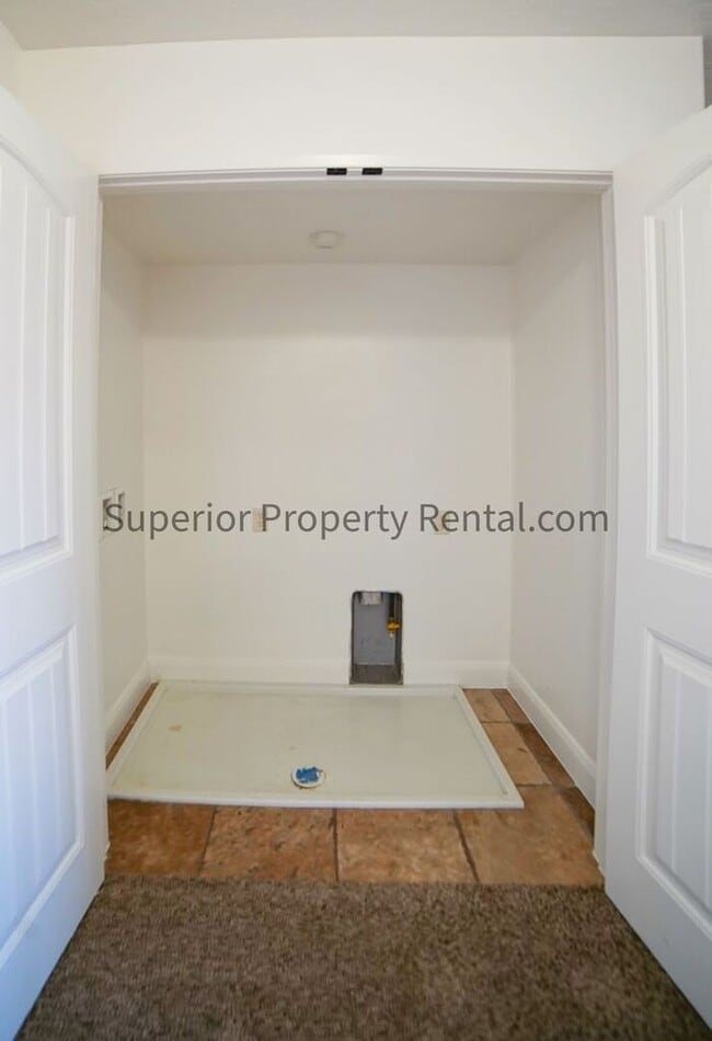 Building Photo - 3 bed, 2.5 bath townhouse with new paint and carpet