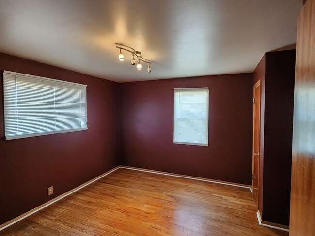 Building Photo - Charming 2 Bedroom W/Garage