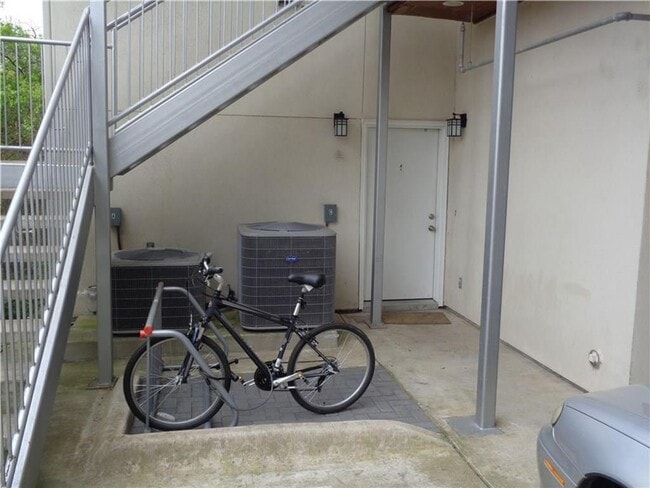 Building Photo - 210 E 32nd St