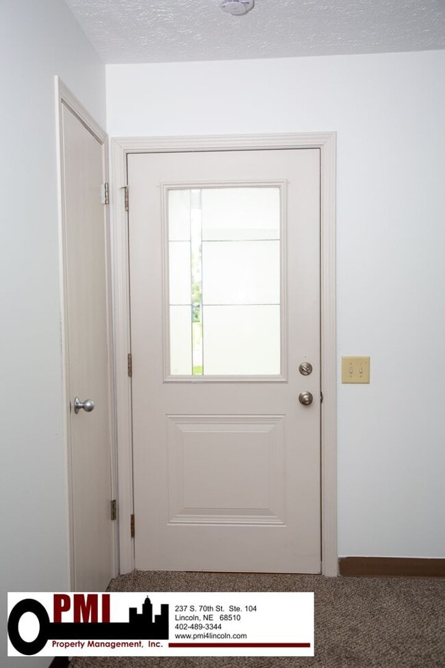 Building Photo - 2 Bedroom and 1 Bathroom Duplex Available ...